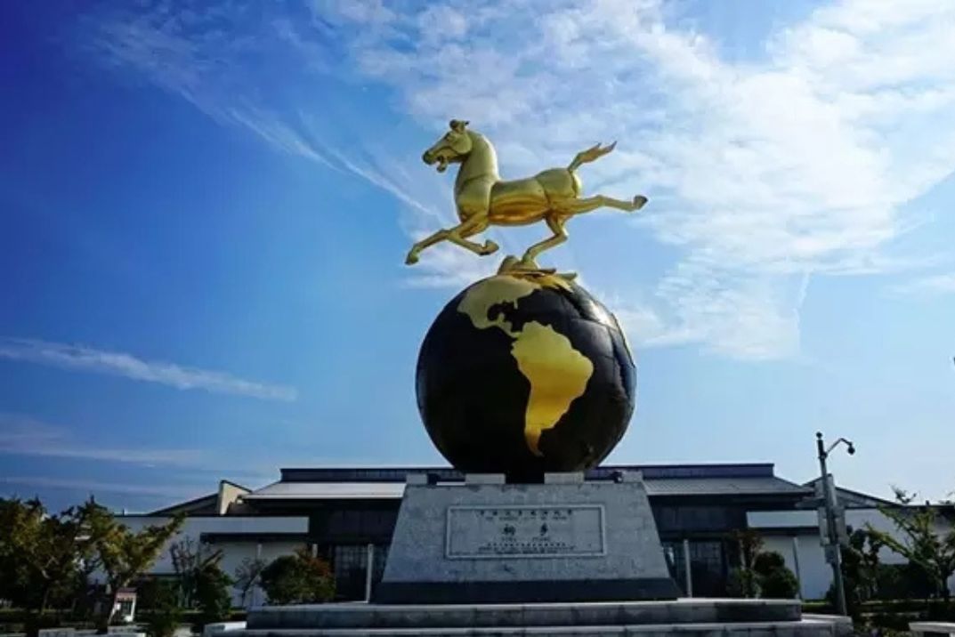 桐鄉高鐵站前廣場的《馬踏飛燕》銅雕塑定制