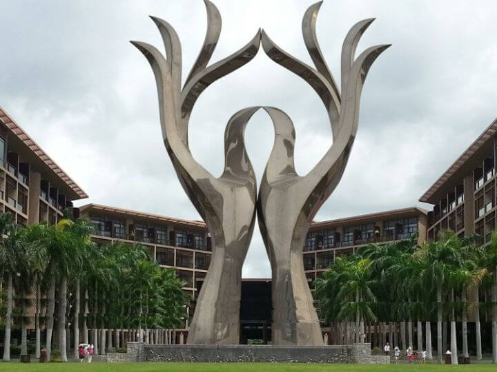 大型戶外不銹鋼雕塑雙手安裝好的現場圖